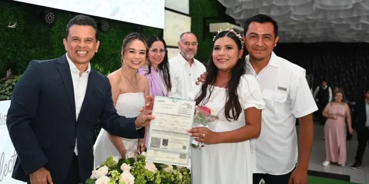 Apadrinan Lucy y Lalo Gattás a 72 matrimonios en ceremonia colectiva del DIF
