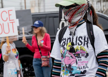 Manifestantes pro y anti ICE se encaran en centro de inmigrantes en NJ