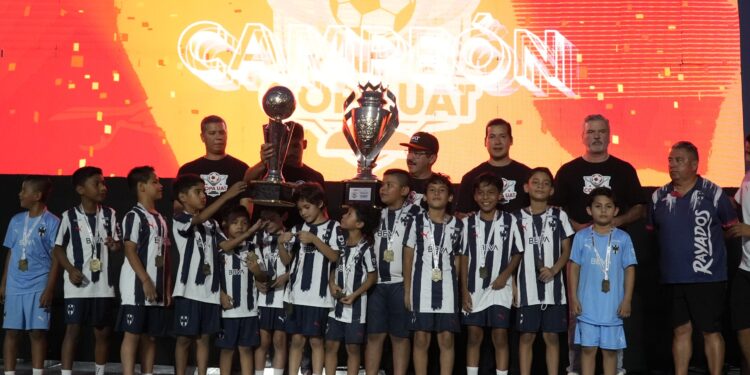 El rector inaugura la Copa UAT 2026 con Ricardo “Diablito” Chávez como invitado de honor