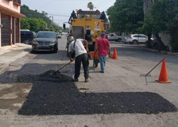 En atención a la indicación de Lalo Gattás, sigue rehabilitación de calles y avenidas.