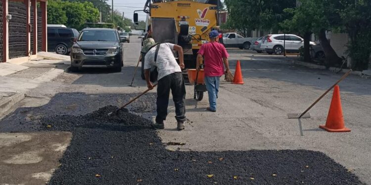 En atención a la indicación de Lalo Gattás, sigue rehabilitación de calles y avenidas.