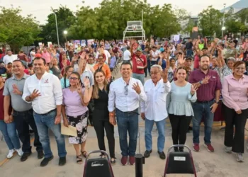 Conviven Lalo y Lucy con vecinos de Lomas de Calamaco en el Día del Pueblo.