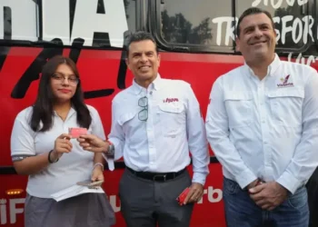 Entrega Lalo Gattás tarjetas de transporte escolar gratuito.