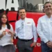 Entrega Lalo Gattás tarjetas de transporte escolar gratuito.