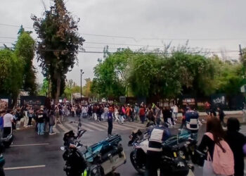 Toman alumnos de IPN instalaciones de ESIME Zacatenco