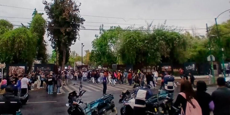 Toman alumnos de IPN instalaciones de ESIME Zacatenco