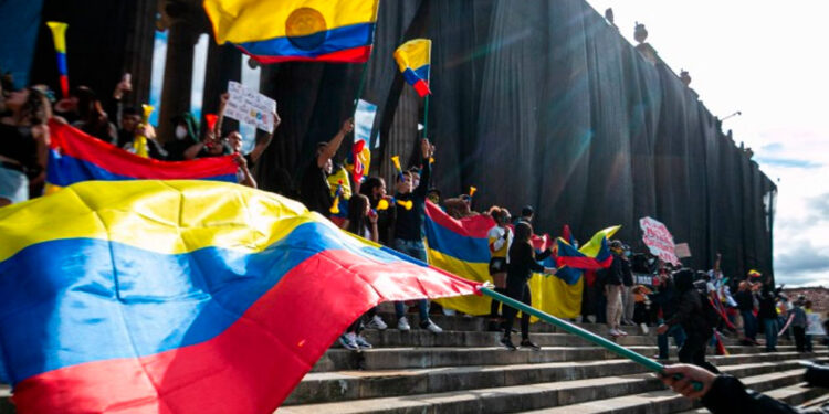Colombia cierra los colegios electorales