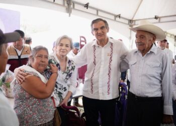 Américo y María de Villarreal llevan apoyos y servicios gratuitos a las familias de Antiguo Morelos