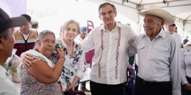 Américo y María de Villarreal llevan apoyos y servicios gratuitos a las familias de Antiguo Morelos