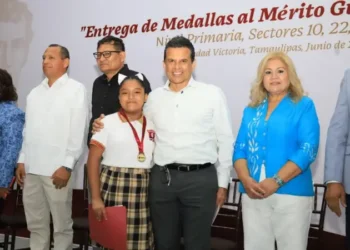 Distingue Ayuntamiento a niños y maestros de excelencia con la medalla Guadalupe Victoria.