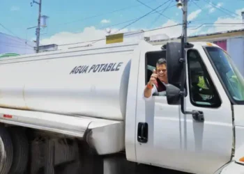 Encabeza alcalde Gattás operativo emergente de abasto de agua en Victoria.