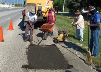 Con intenso bacheo, reparan calles dañadas por lluvias en Victoria.