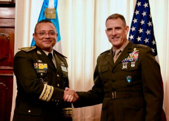 Visita Guatemala jefe del Comando Sur de EU