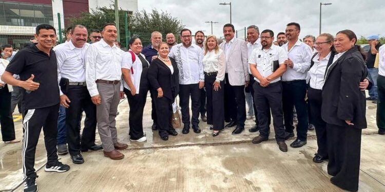 Entrega Miguel Ángel Valdez García nombramiento al nuevo titular del CREDE Nuevo Laredo