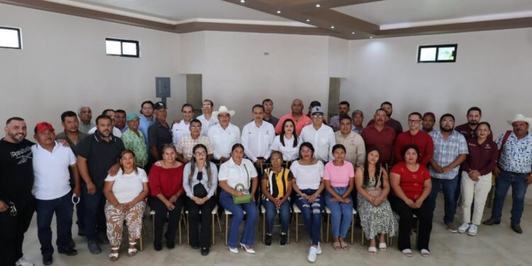 Productores pesqueros reciben orientación sobre programas de apoyo estatal