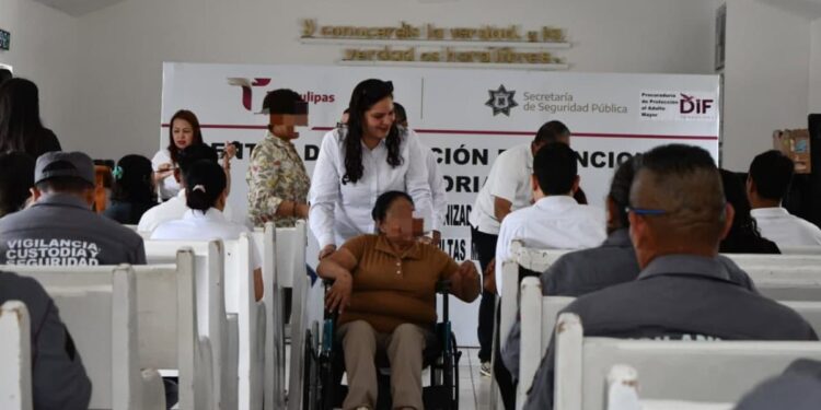 Dona DIF Tamaulipas silla de ruedas a adulta mayor con discapacidad en el CEDES Victoria