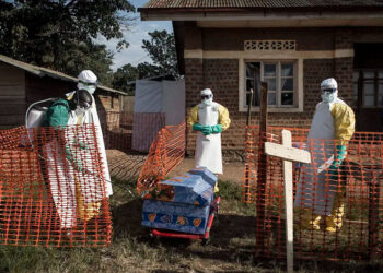 La OMS reduce riesgo por brote de ébola en África