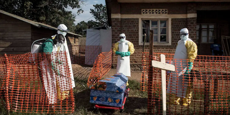 La OMS reduce riesgo por brote de ébola en África