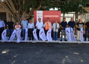 Dan banderazo a pavimentación de calle del Fracc. Las Misiones.
