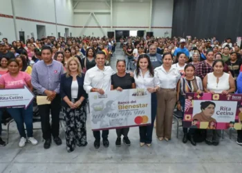 Entrega alcalde Lalo Gattás tarjetas de beca Rita Cetina.