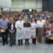Entrega alcalde Lalo Gattás tarjetas de beca Rita Cetina.