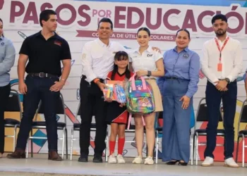 Entregan Lucy y Lalo 3 mil kits escolares de la campaña «Pasos por la Educación».