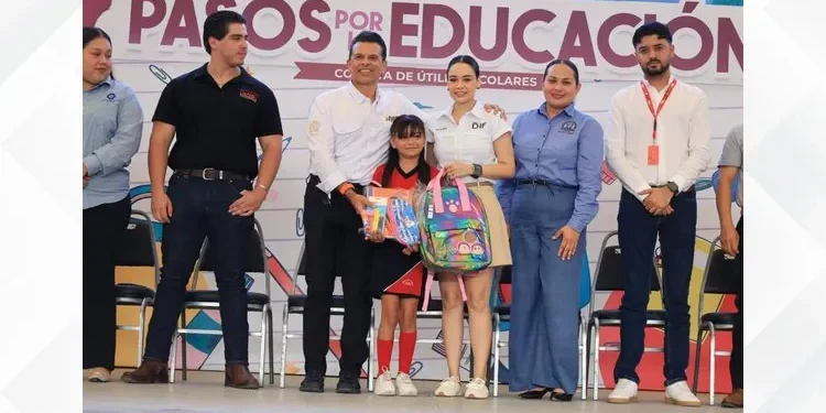 Entregan Lucy y Lalo 3 mil kits escolares de la campaña «Pasos por la Educación».