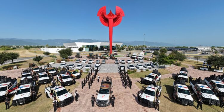 Entrega Américo Villarreal vehículos y maquinaria por 125.2 mdp