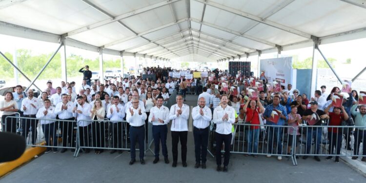 Inaugura Américo obra vial y entrega escrituras a familias matamorenses