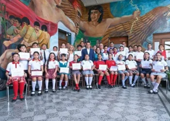 Viven niños victorenses un Día en el Cabildo.