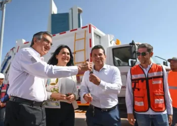 Entrega gobernador Américo nuevo camión recolector a alcalde Lalo Gattás