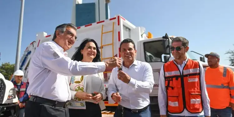 Entrega gobernador Américo nuevo camión recolector a alcalde Lalo Gattás