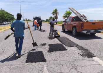 Con bacheo, rehabilitan rutas de transporte público en Victoria.