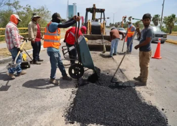 Continúa bacheo en periodo vacacional para mejorar calles de Victoria.
