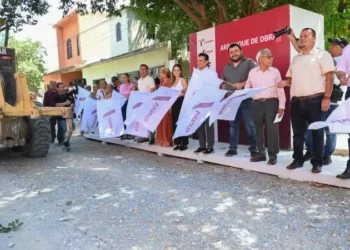 Inicia alcalde Lalo Gattás nueva obra asfáltica en la Ampliación Las Playas.