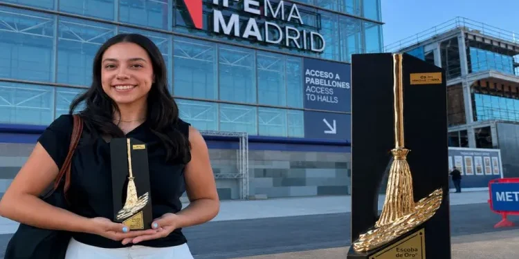 Recibe gobierno de Victoria premio Escoba de Oro 2026 en España.