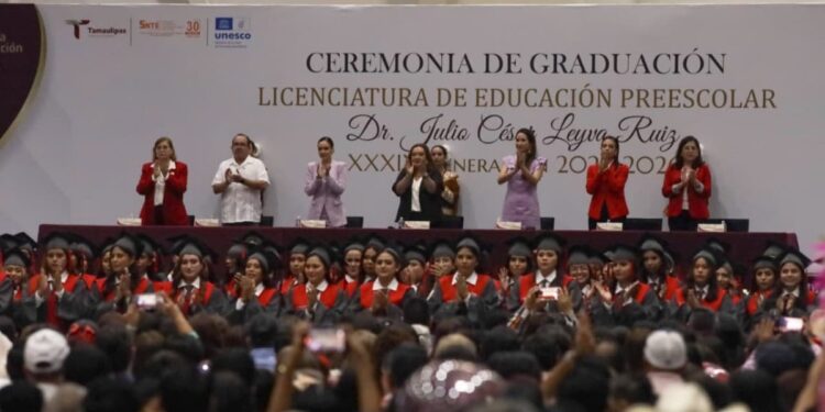 Gradúa a nueva generación de docentes de preescolar la Normal de Educadoras “Maestra Estefanía Castañeda”