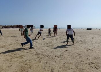 Adolescentes en proceso de reinserción social juegan fútbol playero en Miramar