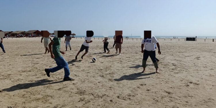 Adolescentes en proceso de reinserción social juegan fútbol playero en Miramar
