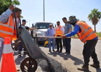 Supervisa Lalo Gattás trabajos de conservación de calles y vialidades.