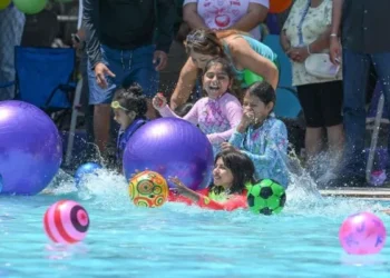 Continúan abiertas albercas de los CEDIF 2 y 3 para las familias