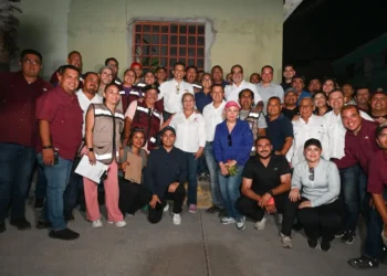Visita y atiende Lalo Gattás a vecinos de la colonia Simón Torres.