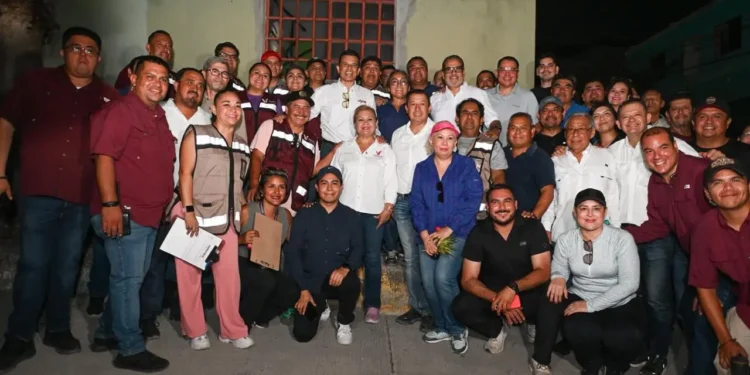 Visita y atiende Lalo Gattás a vecinos de la colonia Simón Torres.