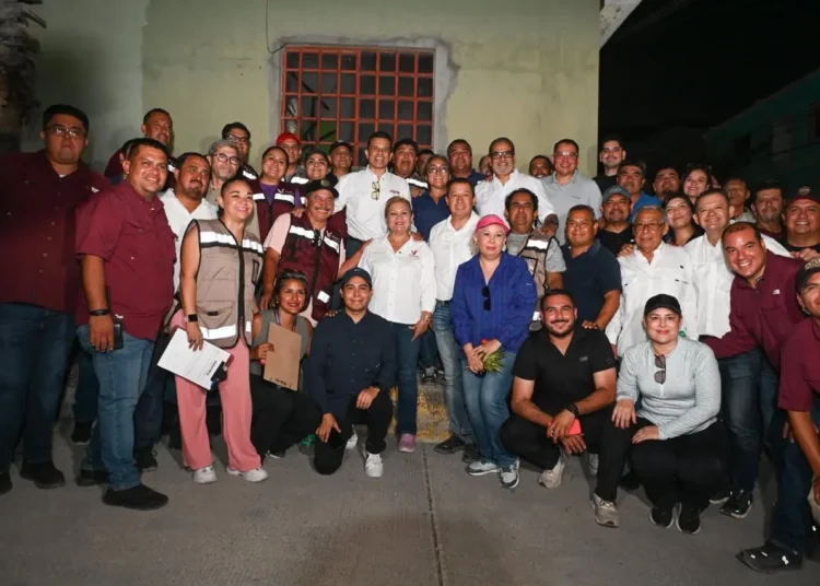 Visita y atiende Lalo Gattás a vecinos de la colonia Simón Torres.