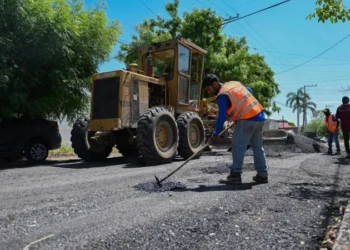 Lleva Municipio programa de conservación de pavimento al Fracc. Vista Azul.