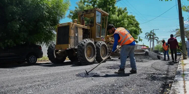 Lleva Municipio programa de conservación de pavimento al Fracc. Vista Azul.