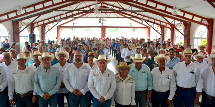 Acerca programa estatal, genética de alta calidad a las y los productores pecuarios