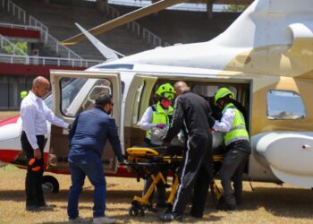 Trasladan a niño lesionado en ambulancia aérea