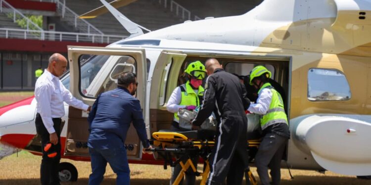 Trasladan a niño lesionado en ambulancia aérea