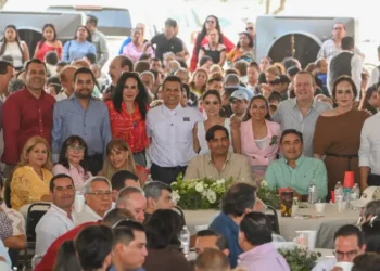 Festejan más de 2 mil 500 asistentes a Lalo Gatas por su cumpleaños.